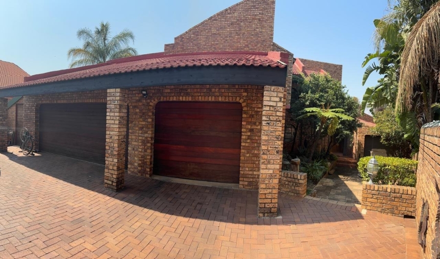 5 Bedroom Property for Sale in Safari Gardens North West
